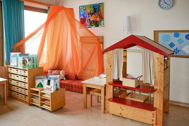 Spielecke mit Puppenhaus