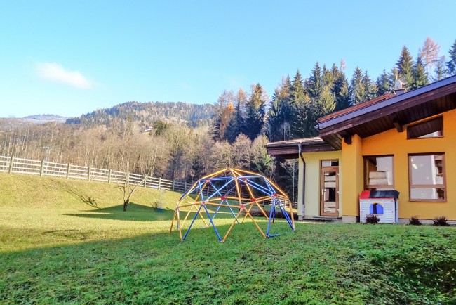 Ansicht Kindergarten mit Klettergerüst