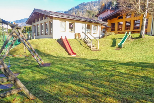 Spielwiese neben dem Kindergarten