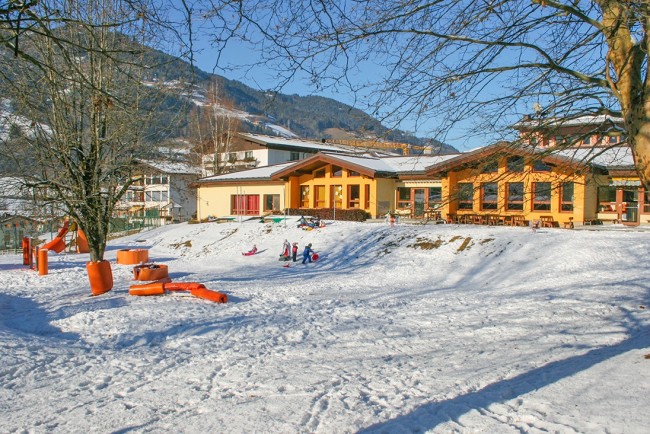 Spielwiese mit viel Platz zum Spielen im Winter