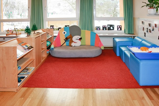 Spielecke mit Sofas und Bücherregal