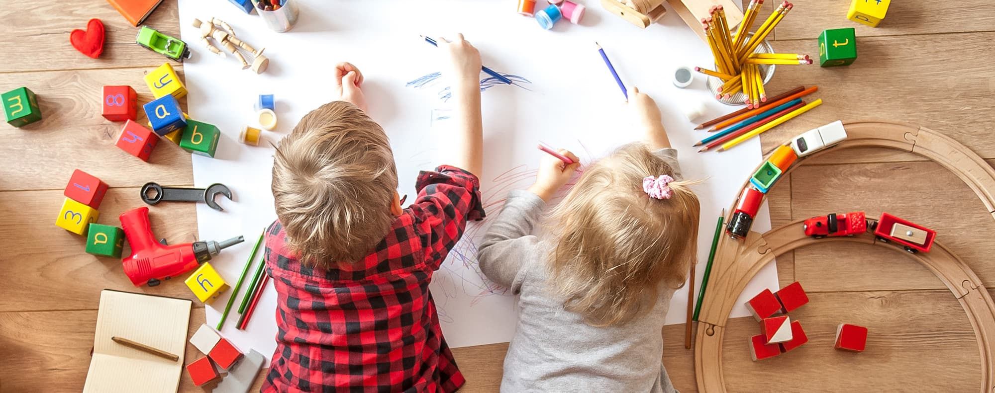 Malende Kinder im Kindergarten